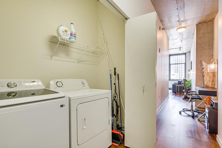 Building Photo - 235 W Van Buren St