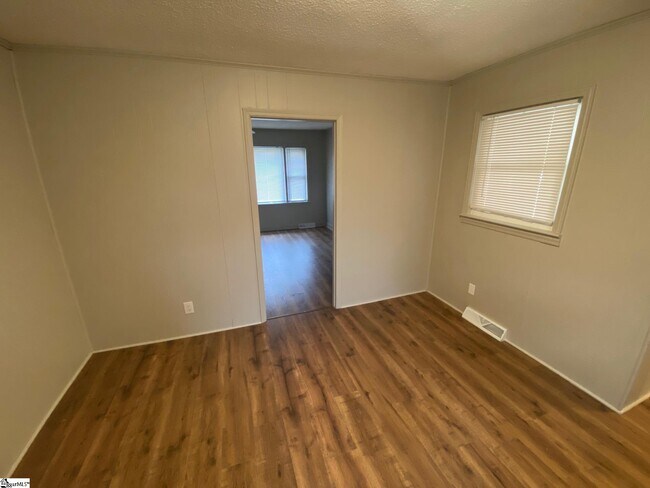 Building Photo - 204 Oakwood Dr