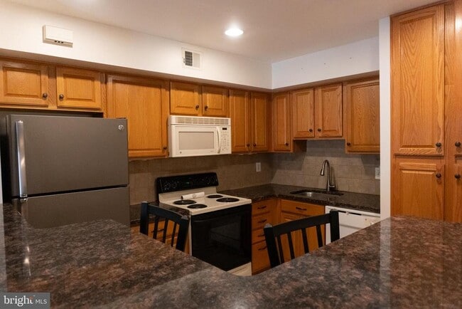 Building Photo - 10 Wingate Ct