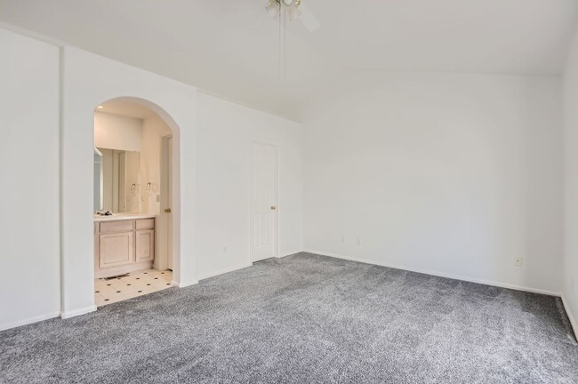 Building Photo - Evolve Real Estate: Spacious 2 Bedroom + L...