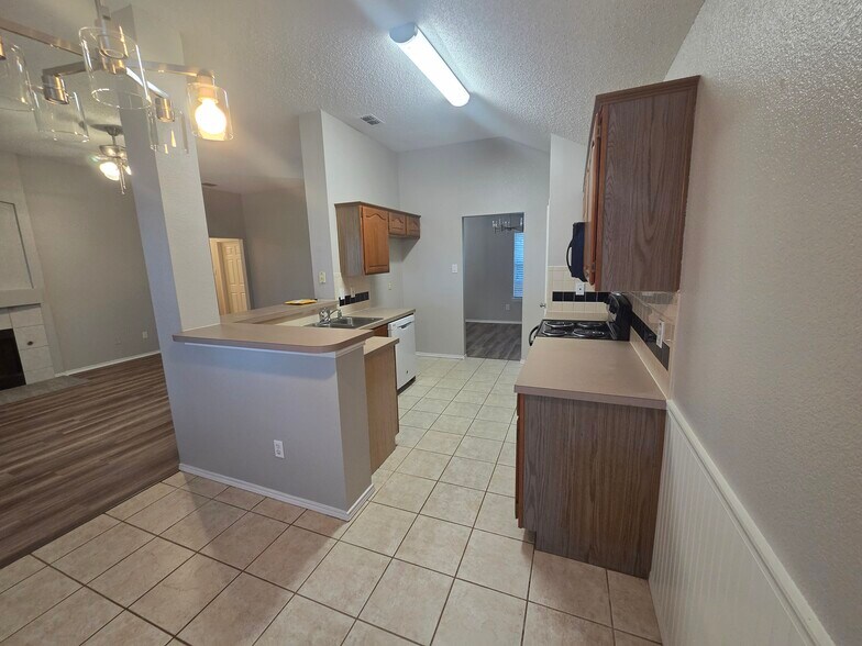 Building Photo - 3304 Sparta Dr
