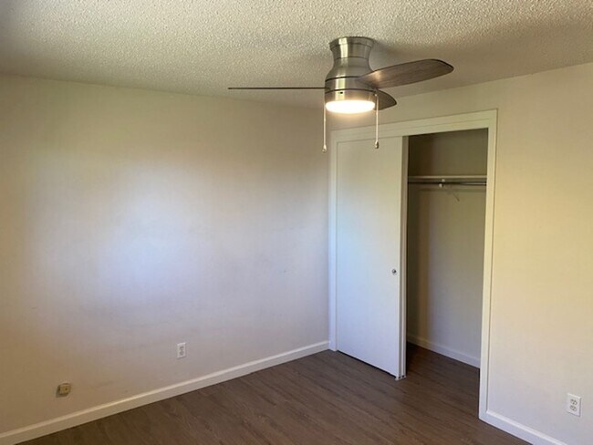 Building Photo - 1 Bedroom & 1 Bath Duplex