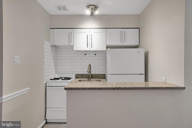 Building Photo - 513 12th St NE