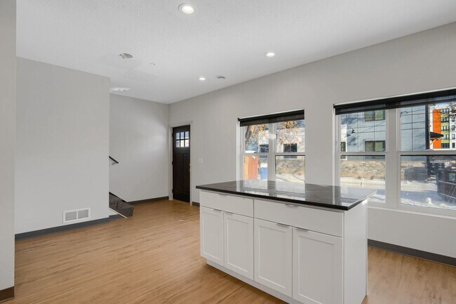 Building Photo - Spacious Brand New 8 Bed + 4 Bath near U of M!