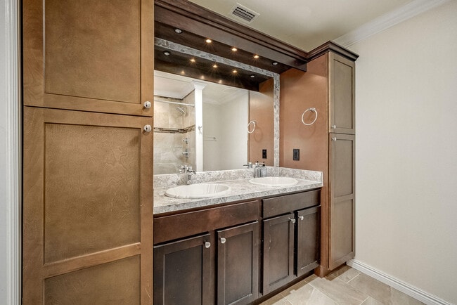 Building Photo - 1075 Luminary Cir