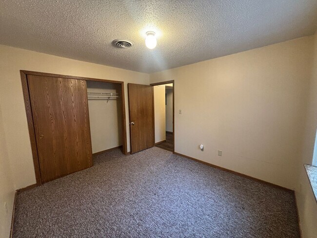 Building Photo - Lower 2BR Cozy Unit!!