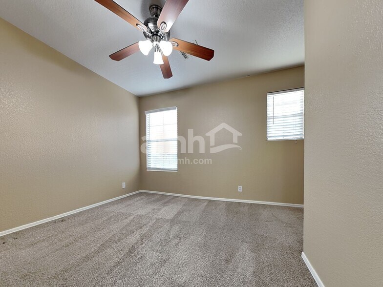 Building Photo - 1425 N Thunderbird Ave