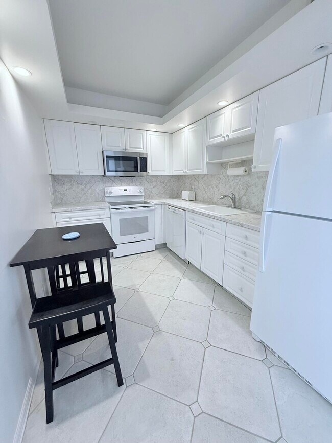 Building Photo - 2851 S Ocean Blvd