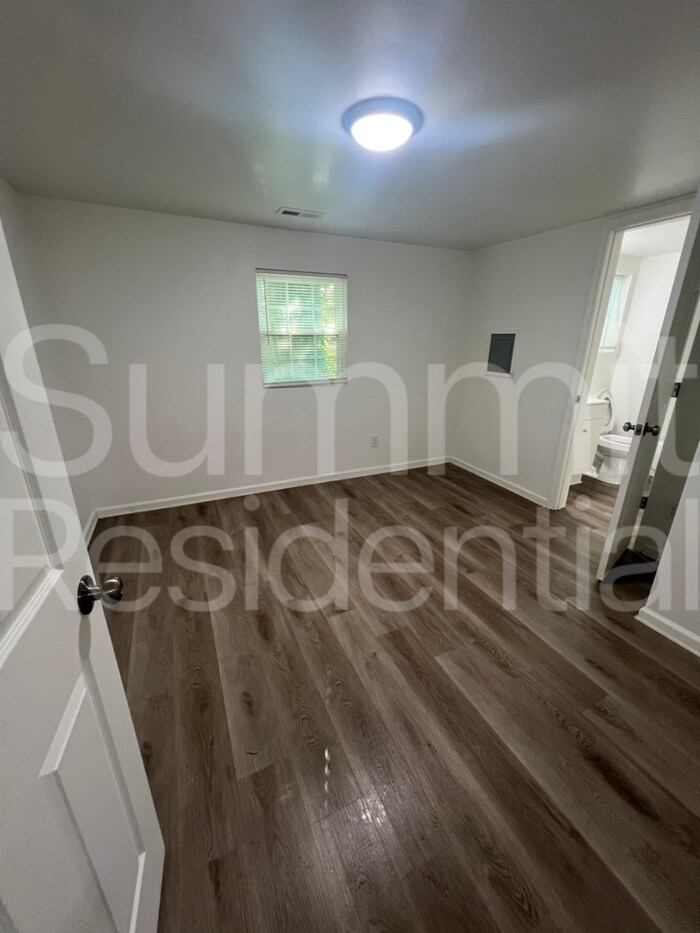 Building Photo - 604 Betty St