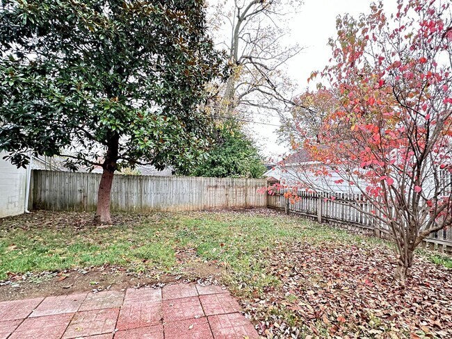 Building Photo - Charming 2-Bedroom Cottage-Style Home!