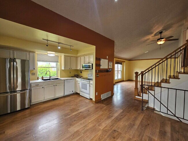 Building Photo - Spacious 3-Bedroom Home in Littleton!