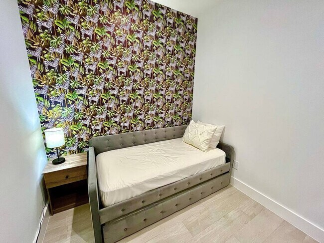 Building Photo - 549 NE 14th Ave