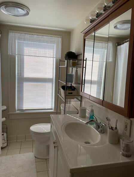 Building Photo - 126 N River Dr