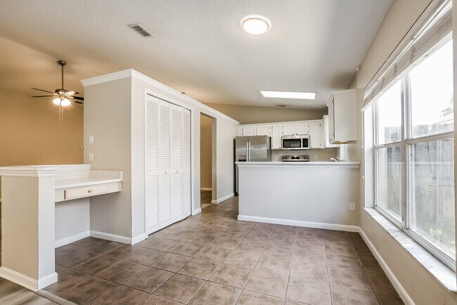 Building Photo - 1912 Windsor Oak Dr