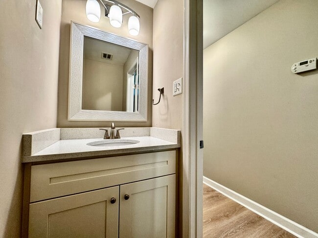 Building Photo - Great Neck Townhome Available NOW! Neutral...