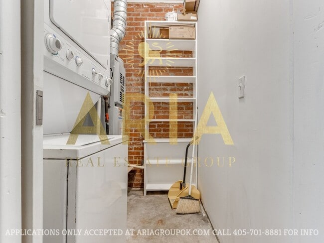 Building Photo - *COMING SOON!* UPDATED 3 BED/2 BATH DUPLEX...