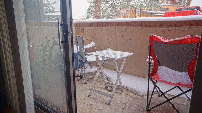 Building Photo - Comfy 2b/2ba with Outdoor Pool!