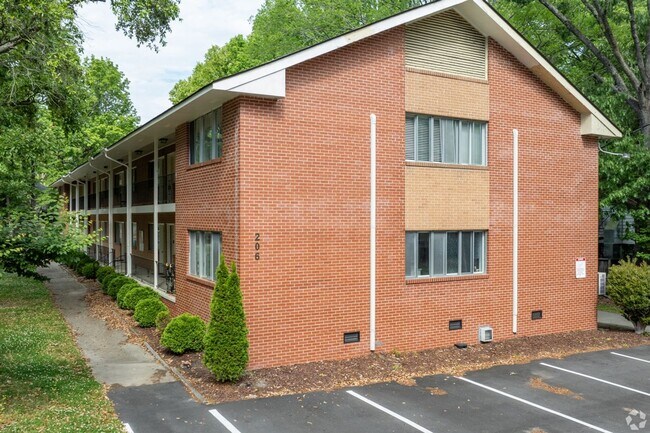 Building Photo - 206 S Elm St