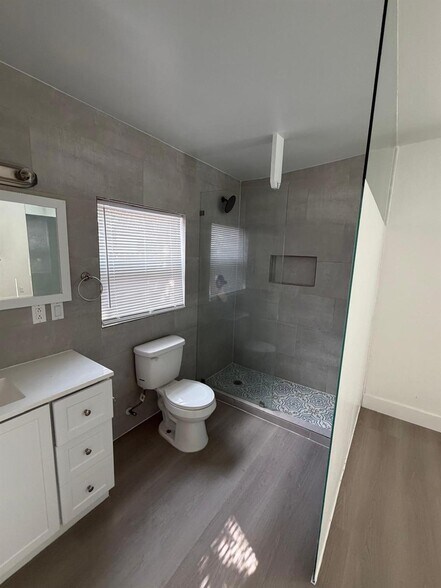 Building Photo - 4160 NE 15th Ave