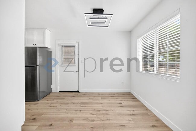 Building Photo - 415 E 26th St