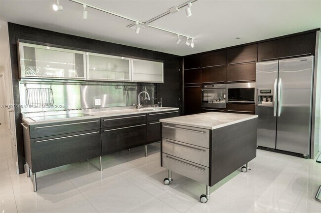 Building Photo - 6000 Collins Ave