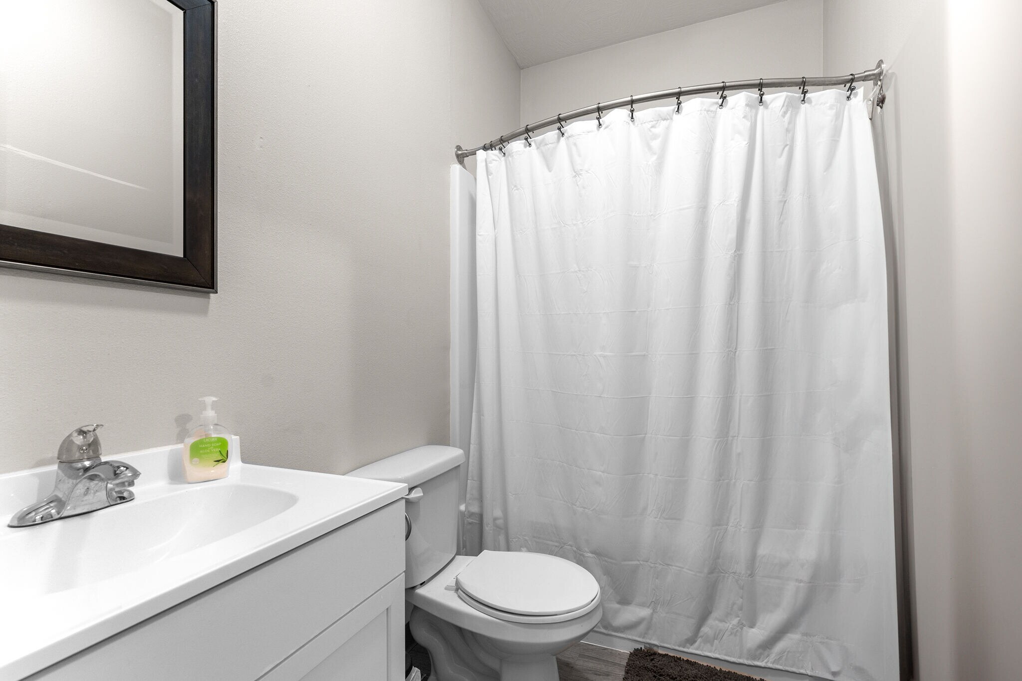 Large Full Bath - 813 South Ave