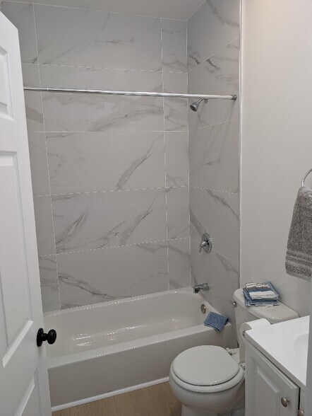 Building Photo - 11035 Moorpark St