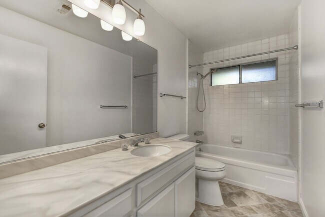 Building Photo - STUNNING 4BD / 2.5BTH SINGLE FAMILY RIGHT ...