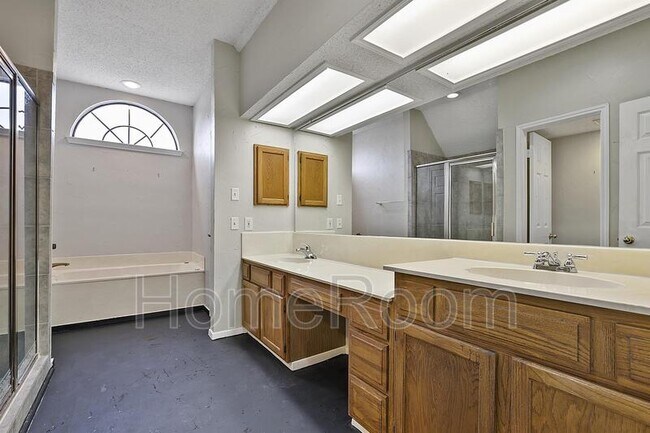 Building Photo - 2416 Brookhaven Dr