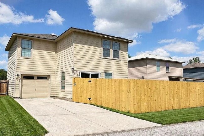 Building Photo - 5211 Viewpoint Dr