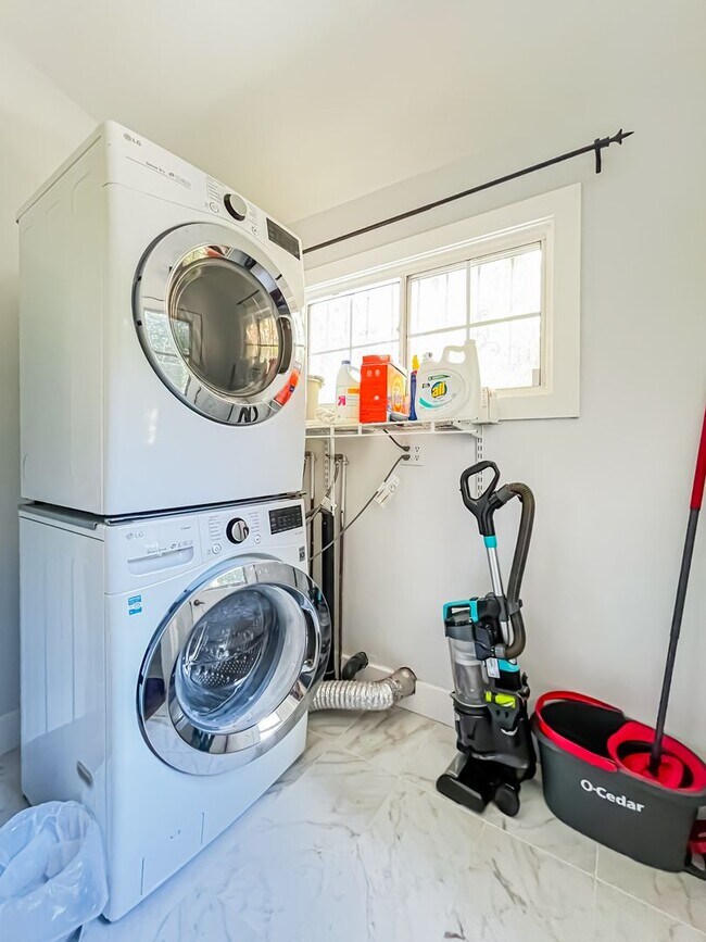 Building Photo - Unfurnished Light Filled Modern Spanish Home in Hollywood Hills