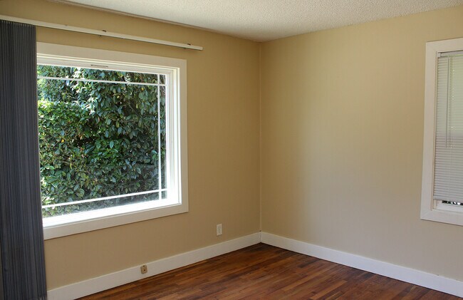 Building Photo - Super Cute 2 Bedroom Woodstock Bungalow wi...