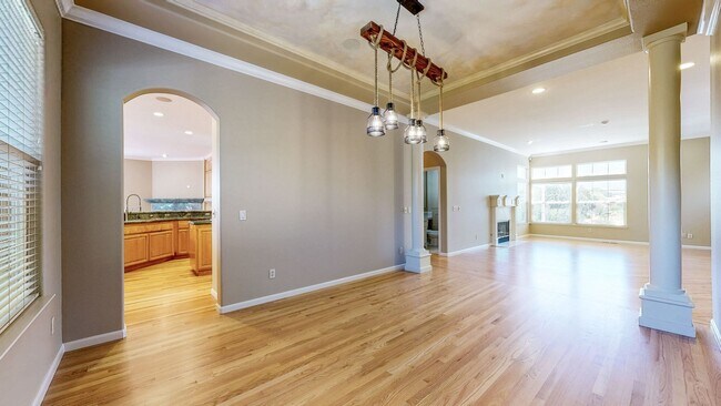 Building Photo - Gorgeous Home with private yards, large de...