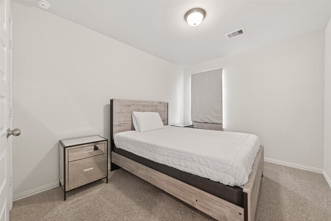 Building Photo - 27926 Western Crk Ct