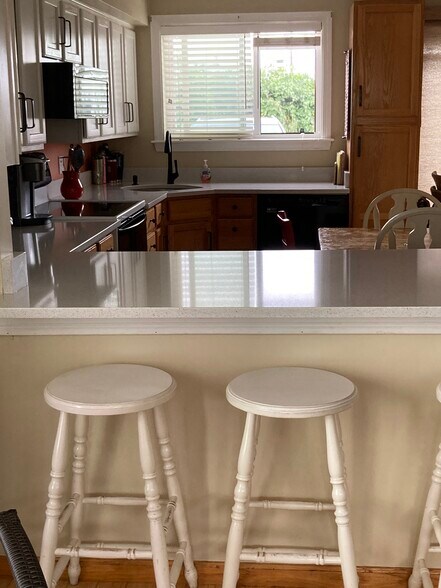breakfast bar - 275 North End Blvd