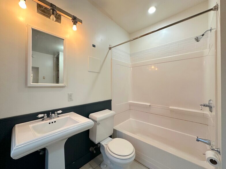 Building Photo - 12 Front St