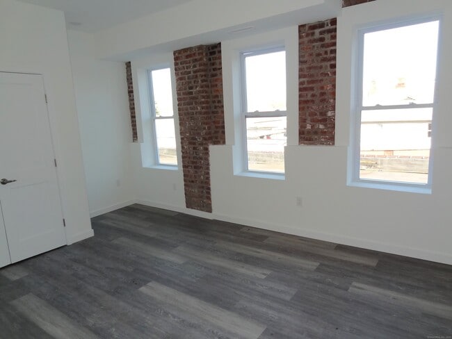 Building Photo - 2806 Fairfield Ave