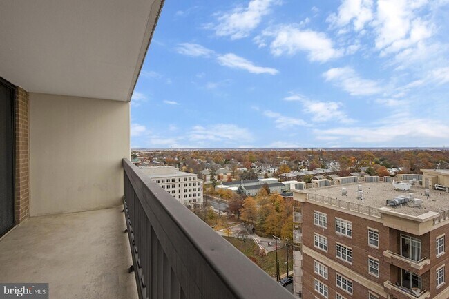 Building Photo - 3800 Fairfax Dr