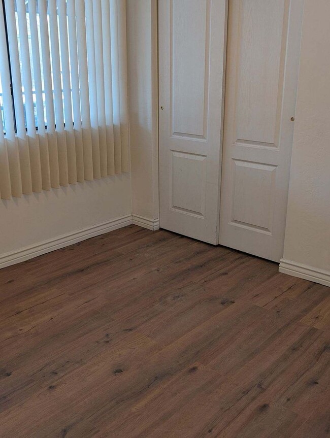 Building Photo - Newly Remodeled One Bedroom/ One Bath Condo