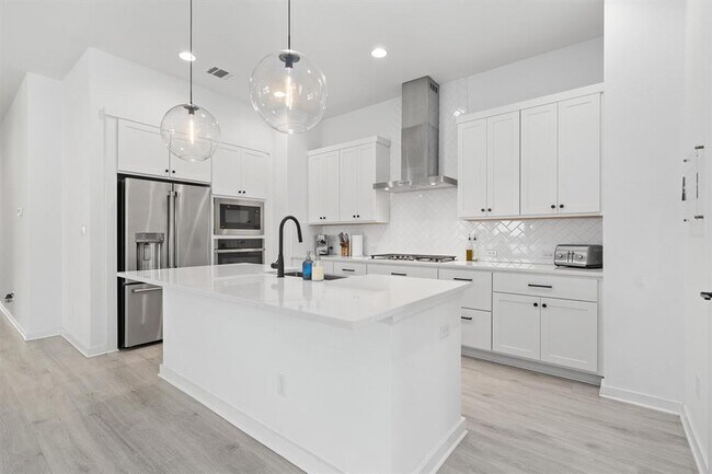 Building Photo - 332 Saturnia Dr