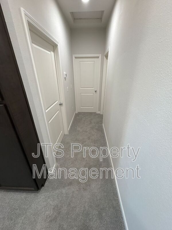 Building Photo - 5 Oak Manor Way