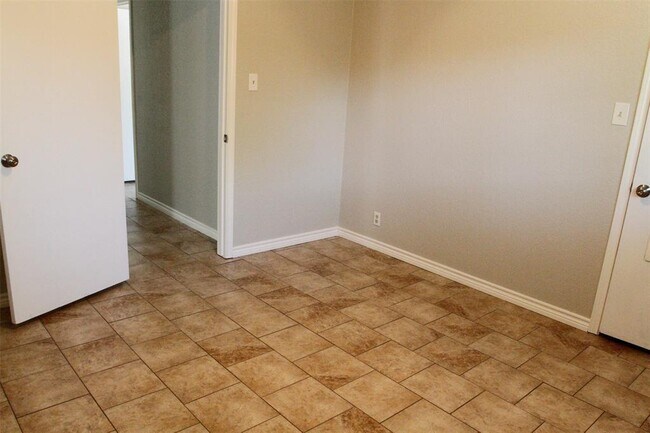Building Photo - 2207 Lancaster Gate Cove