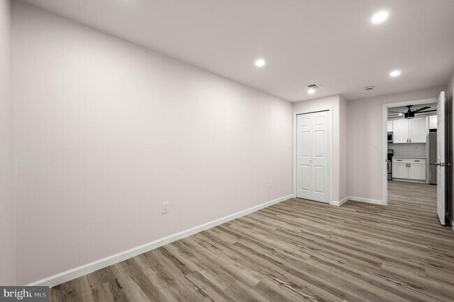 Building Photo - 437 W Girard Ave