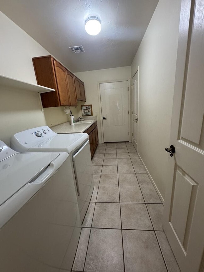 Building Photo - 3829 Camino del Vara