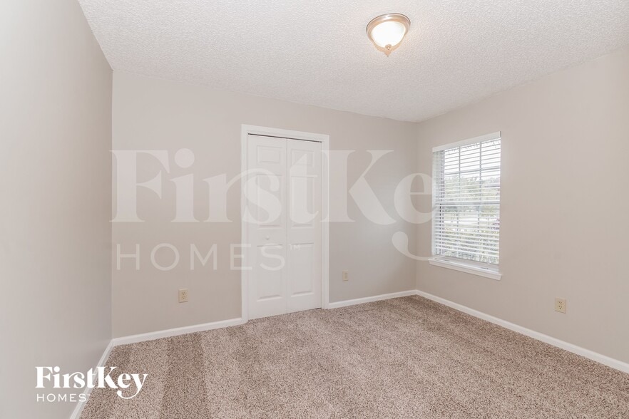 Building Photo - 12187 Silver Saddle Dr