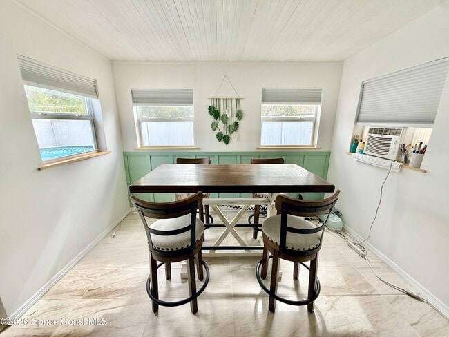 Building Photo - 1046 W Samms Ave