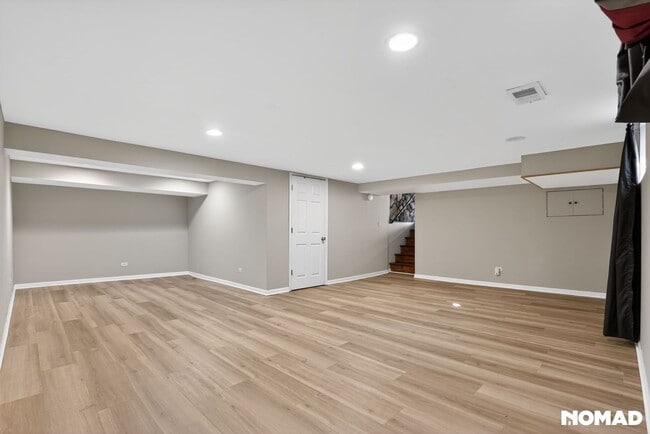 Building Photo - 7151 Hamlin Ave