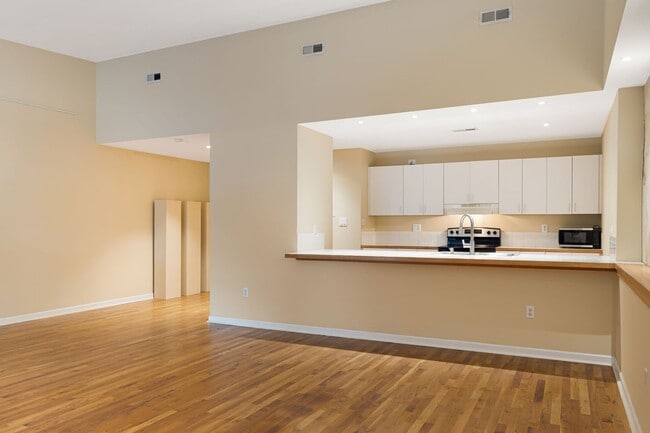 Building Photo - Stylish Studio Condo in Downtown Asheville – Rare Top-Floor Find