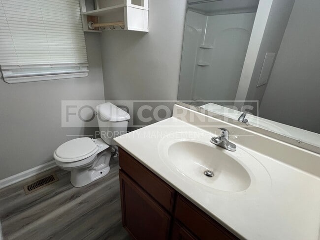 Building Photo - Lovely 2 Bedroom 1 Bath Home