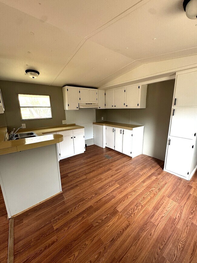 Building Photo - 330 Green Dragon Dr